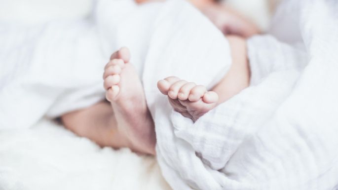 Bebé de 15 meses queda atorado en un molino de carne por horas y pierde una mano