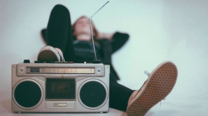 Ni redes móviles ni internet: la radio FM conecta a los ciudadanos en medio del apagón