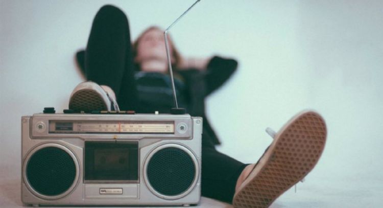 Ni redes móviles ni internet: la radio FM conecta a los ciudadanos en medio del apagón