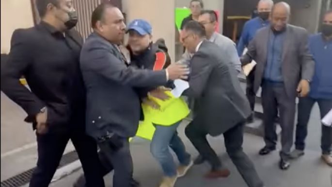 Defensores públicos piden intervención de Brugada para mejora laboral; protagonizan altercado (Video)