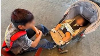 Encuentran a niño de 12 años viajando solo con un bebé de 8 meses: “Mi hermano lloraba de hambre