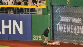 Hombre cae desde un muro de más de seis metros en PNC Park durante juego de los Piratas