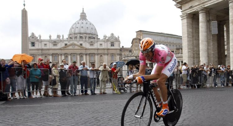 El Giro de Italia pasará dentro de los muros del Vaticano en homenaje al papa Francisco