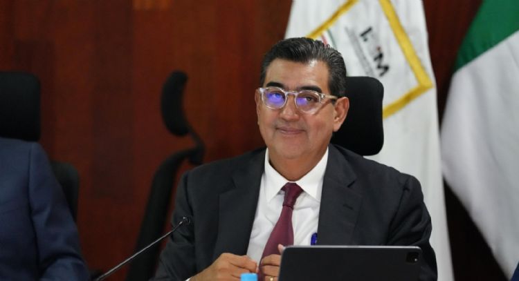 Francisco Garduño entrega titularidad del INM al exgobernador de Puebla, Sergio Salomón Céspedes