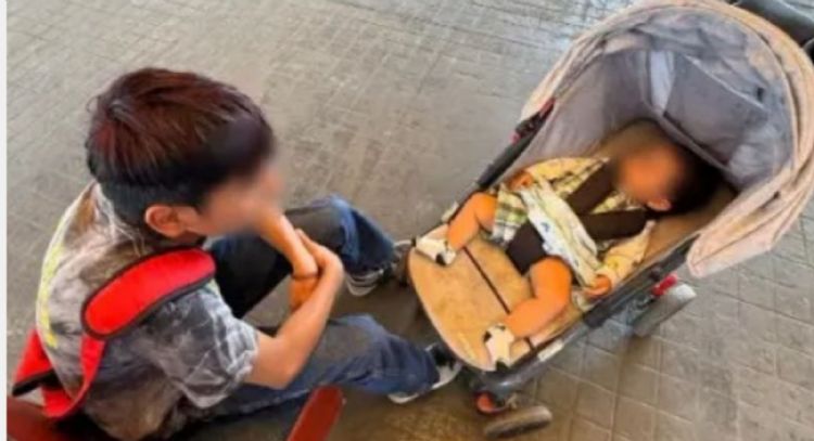 Encuentran a niño de 12 años viajando solo con un bebé de 8 meses: “Mi hermano lloraba de hambre