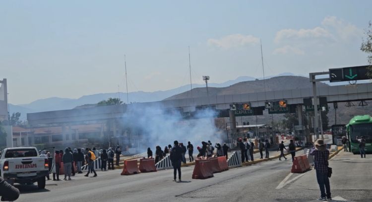 Normalistas de Ayotzinapa protestan por el homicidio del activista Marco Antonio Suástegui