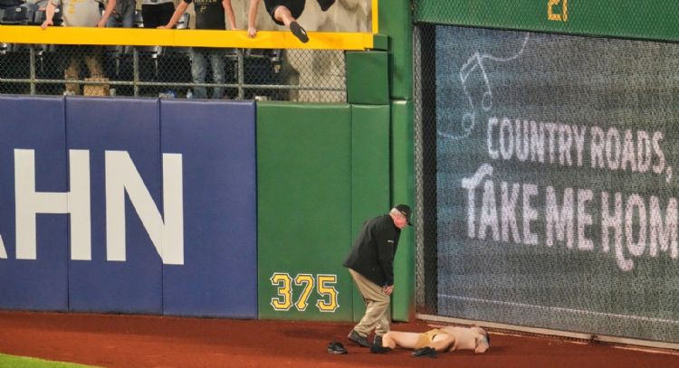 Hombre cae desde un muro de más de seis metros en PNC Park durante juego de los Piratas