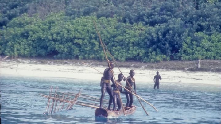Turista entra sin permiso a una isla remota y da refrescos a una tribu aislada; ya fue detenido