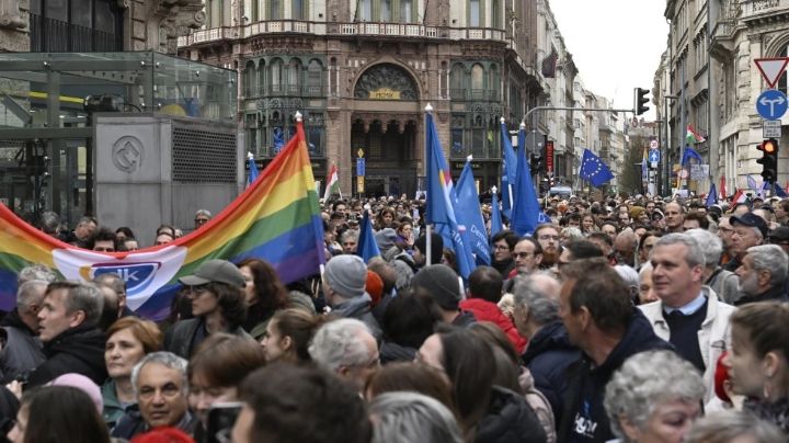 Protestan en Hungría por cuarta semana consecutiva contra ley que prohíbe eventos de orgullo gay