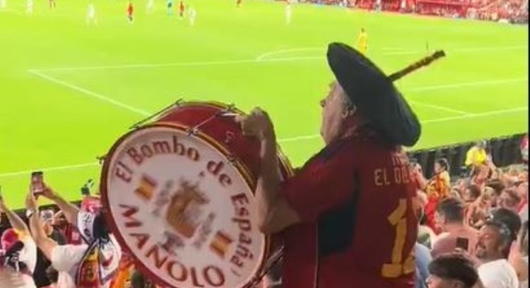 Valencia despide a Manolo “El del Bombo”, el aficionado al fútbol más famoso de España