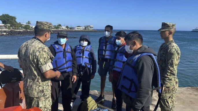 Náufragos peruanos y colombianos llegan a islas Galápagos tras rescate luego de 50 días a la deriva