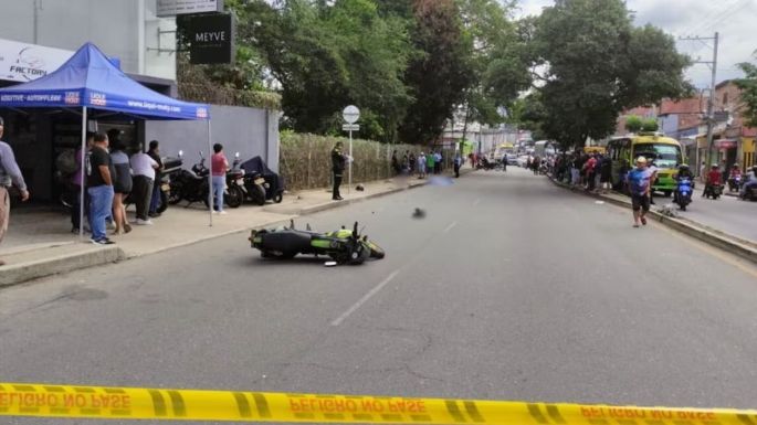 Motociclista es decapitado por cable luz que se desprendió por el paso de un tractocamión (Videos)