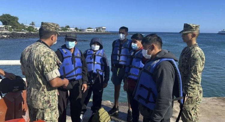 Náufragos peruanos y colombianos llegan a islas Galápagos tras rescate luego de 50 días a la deriva