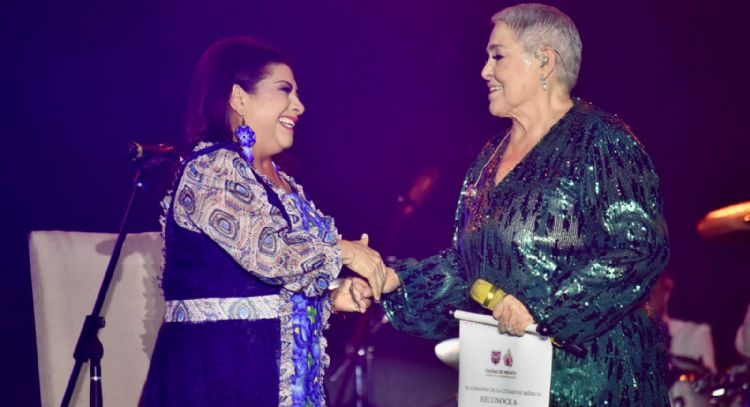 Lupita D’Alessio reúne a 100 mil personas en el Zócalo capitalino para celebrar el Día de las Madres
