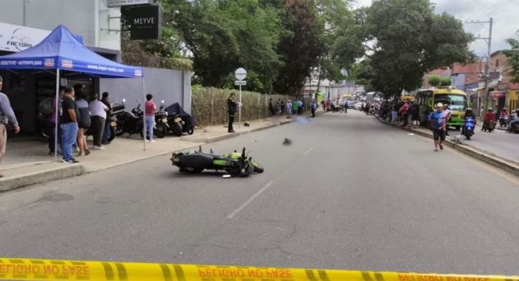 Motociclista es decapitado por cable luz que se desprendió por el paso de un tractocamión (Videos)
