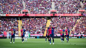 El Barcelona remonta y vence 4-3 al Real Madrid para acercarse al título de LaLiga