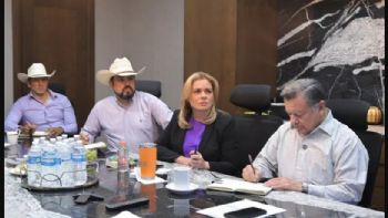 Gobernadora de Chihuahua y gobireno federal analizan soluciones para renudar exportación de ganado