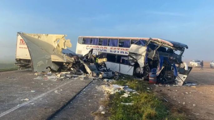Choque frontal entre camión y autobús deja al menos cuatro muertos y 16 heridos en Argentina
