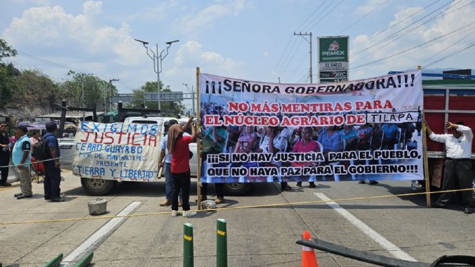 Van nueve horas de bloqueo en la Autopista del Sol; ejidatarios exigen solución a conflicto agrario