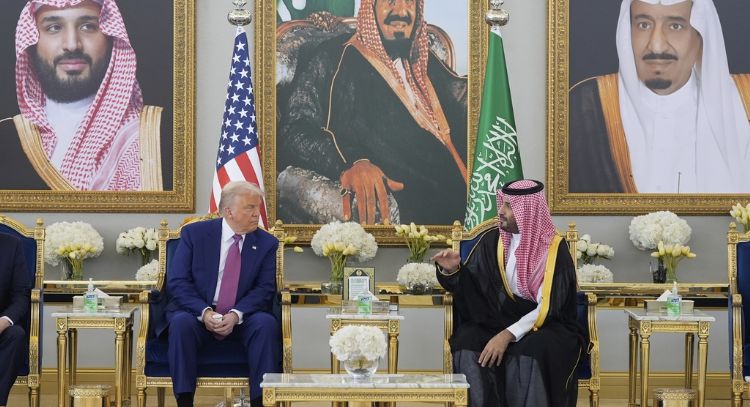 Príncipe heredero saudí recibe a Trump, quien inicia gira de cuatro días por Oriente Medio