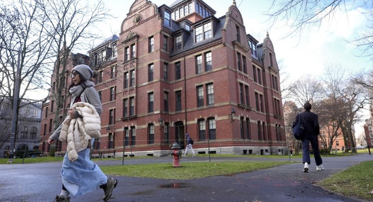 Justicia vuelve a bloquear la orden de Trump para suspender matriculaciones extranjeras en Harvard