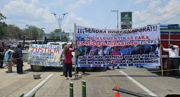 Van nueve horas de bloqueo en la Autopista del Sol; ejidatarios exigen solución a conflicto agrario