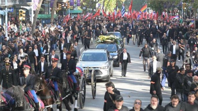 Miles de personas acompañan el féretro de José Mujica por las calles de Montevideo