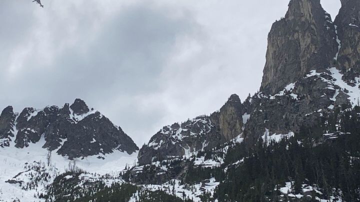 Montañista sobrevive a caída de 120 metros; sus tres compañeros mueren
