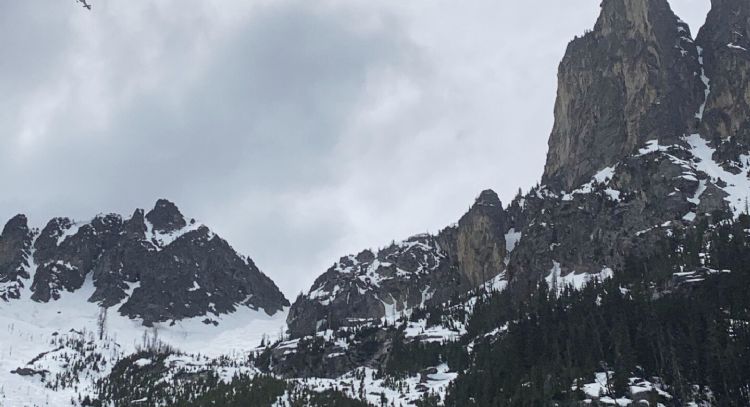 Montañista sobrevive a caída de 120 metros; sus tres compañeros mueren