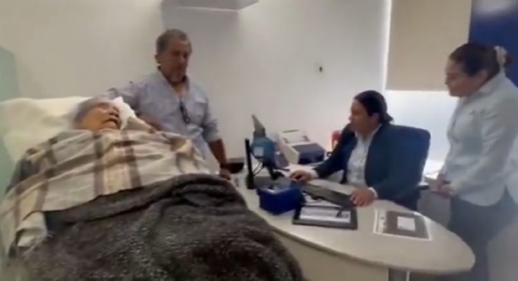Mujer de 96 años es obligada a acudir en camilla a una sucursal de BBVA (Video)