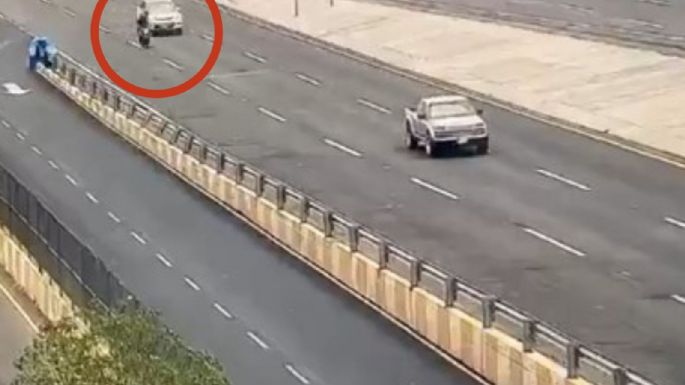 Captan en VIDEO a conductor arrollando a presuntos ladrones en Querétaro