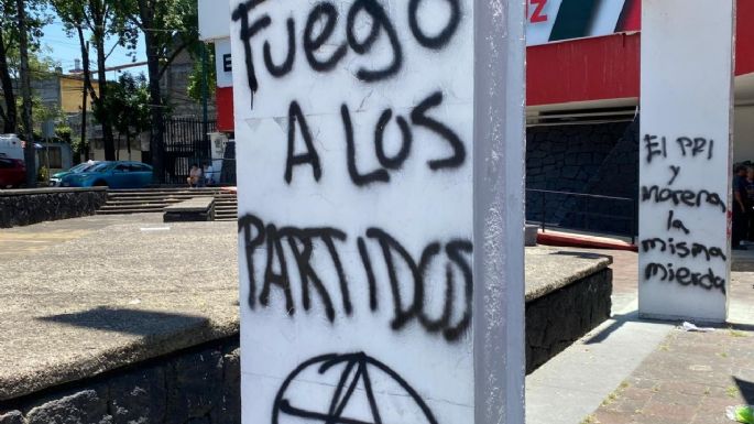 "Anti-homenaje póstumo" a Fidel Herrera deja pintas y destrozos en INE y Comité Estatal del PRI