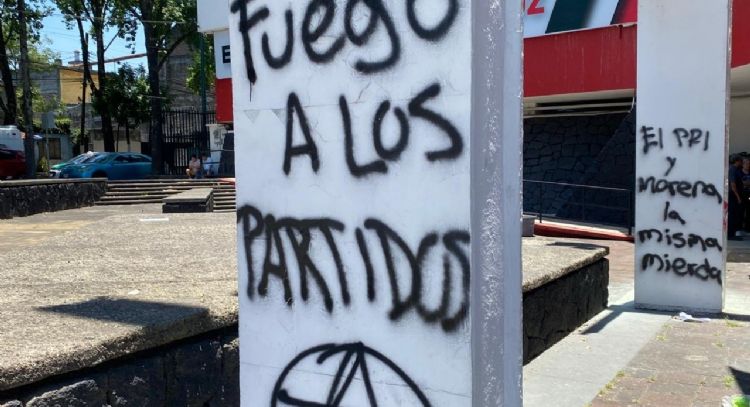 "Anti-homenaje pÃ³stumo" a Fidel Herrera deja pintas y destrozos en INE y ComitÃ© Estatal del PRI