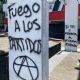 "Anti-homenaje póstumo" a Fidel Herrera deja pintas y destrozos en INE y Comité Estatal del PRI