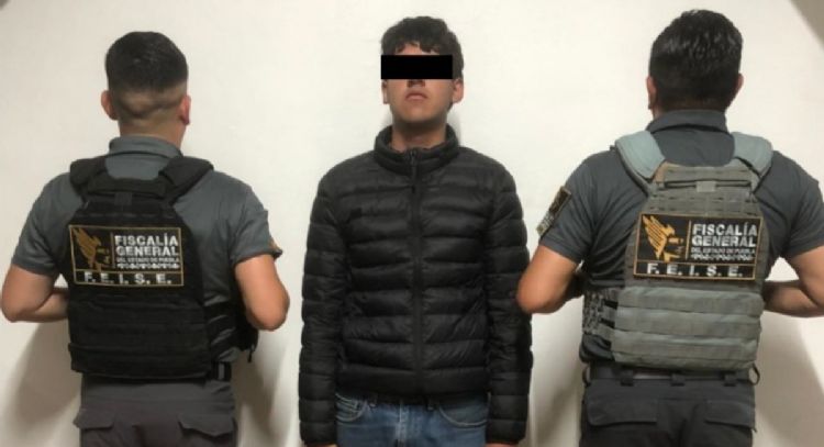 Catean casa del alcalde de Ahuazotepec, Puebla; hallan drogas, armas y detienen a su hijo