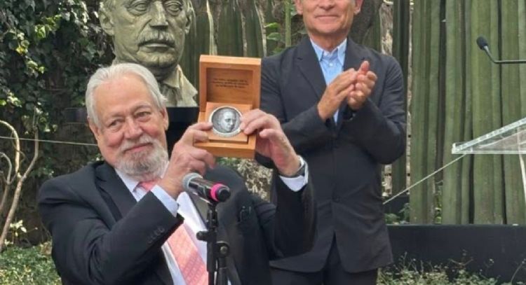Entregan a Gonzalo Celorio “Medalla José Vasconcelos” del Seminario de Cultura Mexicana