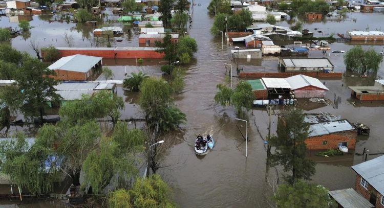 Fuertes lluvias inundan carreteras argentinas y obligan a evacuaciones (Videos)