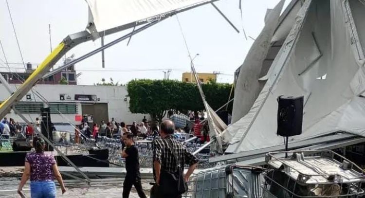 Colapsa estructura en Feria del Libro de Netzahualcóyotl; hay cinco lesionados (Videos)