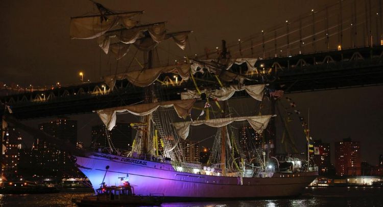 Buque Cuauhtémoc choca contra el puente de Brooklyn; hay 22 lesionados (Videos)
