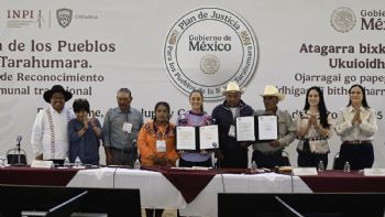 Entre violencia y reclamos, Sheinbaum visita la Sierra Tarahumara y restituye tierras