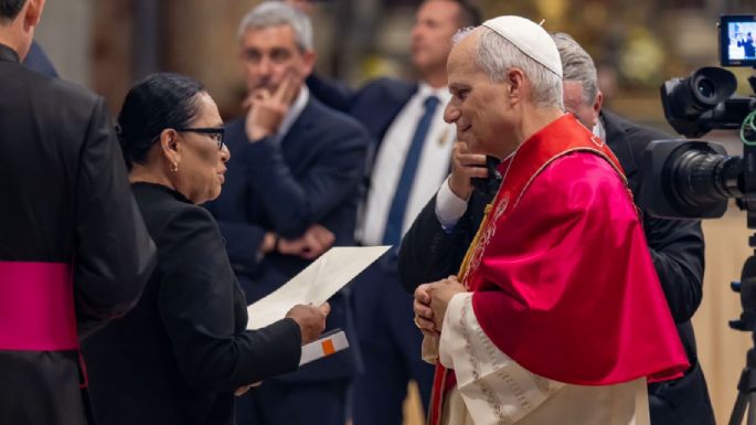Entregan al papa León XIV invitación para visitar México; el pontífice envió saludos a Sheinbaum: Segob