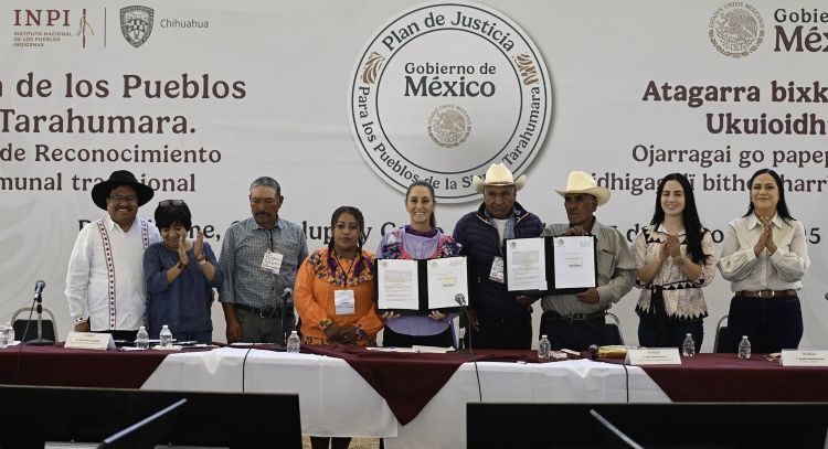 Entre violencia y reclamos, Sheinbaum visita la Sierra Tarahumara y restituye tierras
