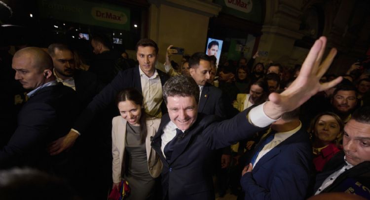 Proeuropeo centrista gana tensa contienda presidencial de Rumania sobre nacionalista de ultraderecha