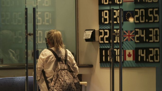 Peso gana tras recorte de calificación crediticia a EU por parte de Moody’s