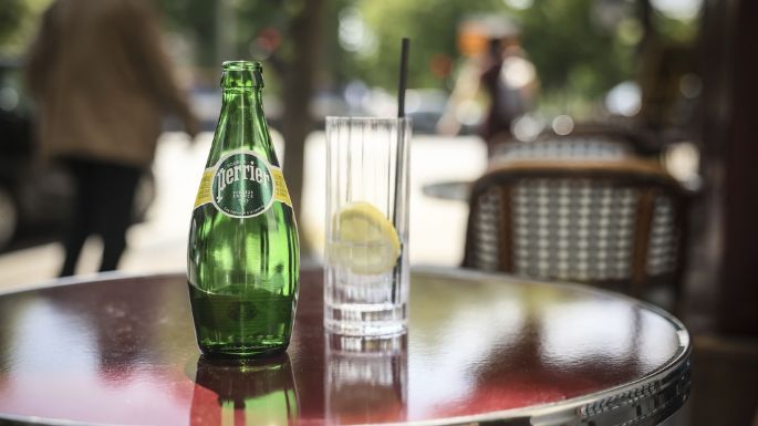 Gobierno francés encubrió tratamiento ilegal de agua de Nestlé, según un informe del Senado
