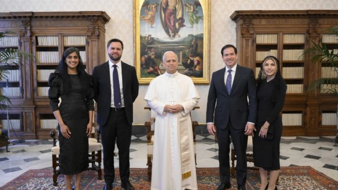 JD Vance le entrega al Papa León XIV una invitación de Trump para visitar EU