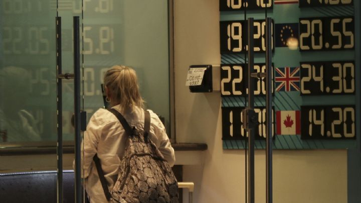 Peso gana tras recorte de calificación crediticia a EU por parte de Moody’s