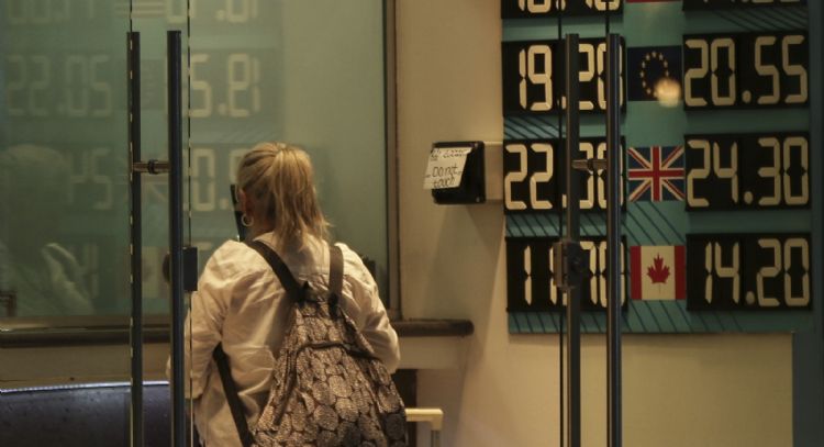 Peso gana tras recorte de calificación crediticia a EU por parte de Moody’s