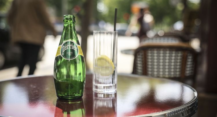 Gobierno francés encubrió tratamiento ilegal de agua de Nestlé, según un informe del Senado