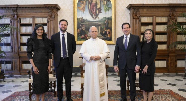 JD Vance le entrega al Papa León XIV una invitación de Trump para visitar EU